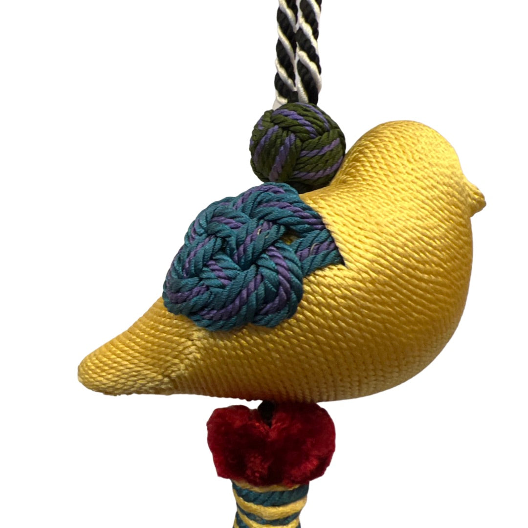 Bird and pompom tassel napkin ring in sinamay and abaca – view 3